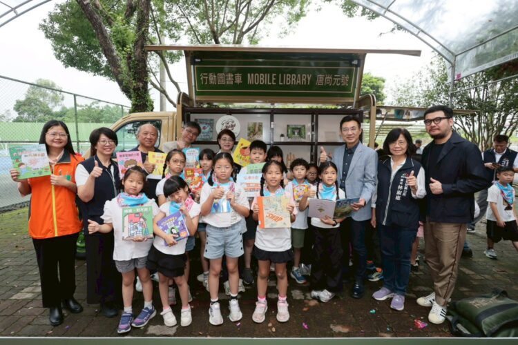 超萌行動圖書車亮相!-中市圖獲宏致電子捐贈-接棒服務山城