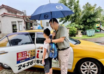 畢業暖心告白！黃竹國小學生手寫感謝卡-中市小黃公車駕駛：最寶貴的獎狀