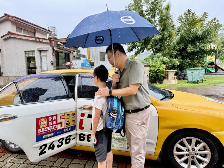 畢業暖心告白!黃竹國小學生手寫感謝卡-中市小黃公車駕駛:最寶貴的獎狀