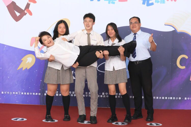 市長獎創意pose大集合!公主抱、極限後仰輪番上陣-盧市長照單全收、現場笑聲不斷