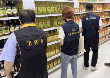 中市食安處首波公布兩業者超標油品流向　跨局處突擊賣場全面回收下架