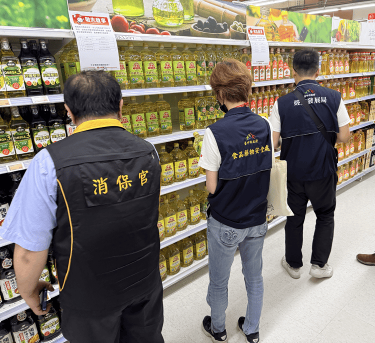 中市食安處首波公布兩業者超標油品流向 跨局處突擊賣場全面回收下架