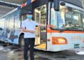 頂住趕時間壓力！台中客運司機伴病生等救護車　乘客大讚「公車俠」