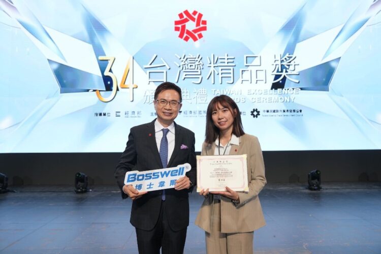 ▲博士韋爾再度獲台灣精品獎肯定。特助廖御婷(右)與外貿協會董事長黃志芳(左)合影。圖/博士韋爾提供