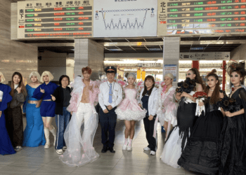 影音/彰化火車站快閃表演 建國科大美容系驚豔搭車族