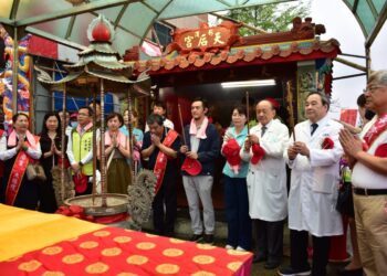 彰濱秀傳媽祖回鑾謁祖進香 白袍醫師抬轎吸睛