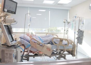 男臥床20年假牙、花生卡氣管　超過1週才送醫發現搶回性命