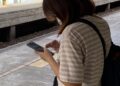 女大生長期低頭滑手機 頸椎提早老化 員榮醫師提醒等同脖子掛著一顆保齡球