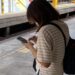 女大生長期低頭滑手機 頸椎提早老化 員榮醫師提醒等同脖子掛著一顆保齡球