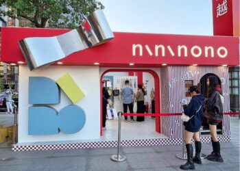 nininono首次台中新光三越快閃！「玩誕惹嘉年華」引爆百人排隊人潮！