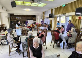 榮家住民參與非藥物治療活動 手作聖誕祝福禮盒花卡感受節慶