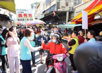 黃秀芳鹿港掃街高人氣 民眾送上肉粽、反應非常熱情
