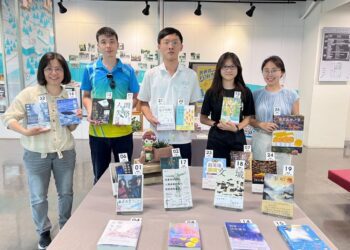 中市圖攜手中二中舉辦「青少年選書之旅」活動　首推選書設計專屬書腰