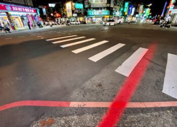 護行人出奇招　中市交通局試辦投影式紅綠燈