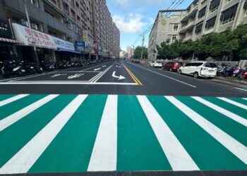 綠斑馬大改造　中市交通局新標線提升行人過路安全