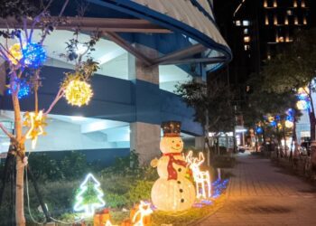 台中停車場繽紛點燈　耶誕老人、雪人陪您迎佳節
