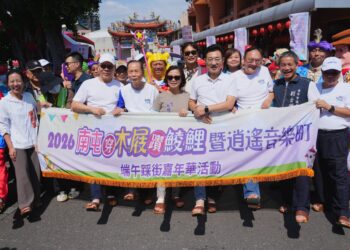 吃粽子配麻芛湯!台中南屯端午萬人踩街 穿木屐「躦鯪鯉」喚醒穿山甲