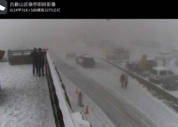 影音/冷氣團發威清晨最低溫10.1度 松雪樓下起冰霰