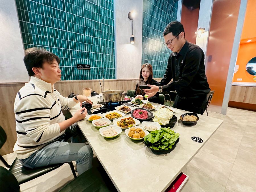 台中「牛境溫體牛涮涮鍋」老闆林育文親自示範溫體牛火鍋吃法。(圖/記者林均和攝)