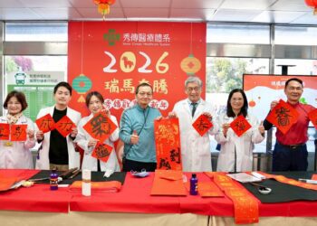 影音/金馬奔騰傳醫情 秀傳馬旭院長領軍名家揮毫贈春聯