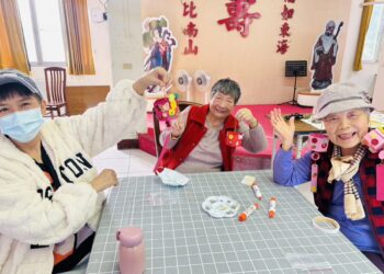 榮家辦理年味宮燈創意手作 帶領住民手作體驗為新春增添溫馨