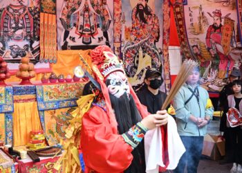 南瑤宮百年大整修入火安座 池府王爺協助開廟門神尊陸續進入安座