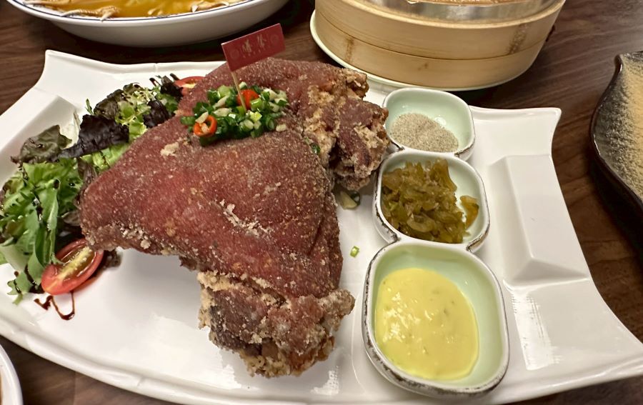 膳馨餐飲集團新推出的「駿馬迎新春，馨享好團圓」桌宴年菜-大元蹄外酥裡嫩。(圖/記者林均和攝)