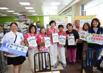 社區營養師前進全家!南投縣推「超商健康購」教銀髮族聰明挑三餐