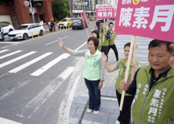 影音/爭取民進黨彰化縣長提名 陳素月母雞帶小雞市場拜票力拚初選過關