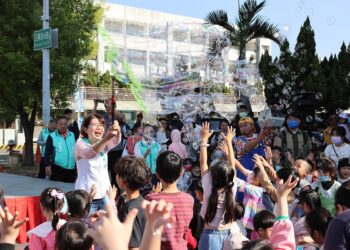 影音/不一樣的類初選!黃秀芳走藝文風 邀親子彩繪彰化未來