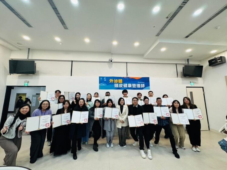▲外泌體頭皮健康管理師結業大合照。圖／臺北醫學大學進修推廣處提供