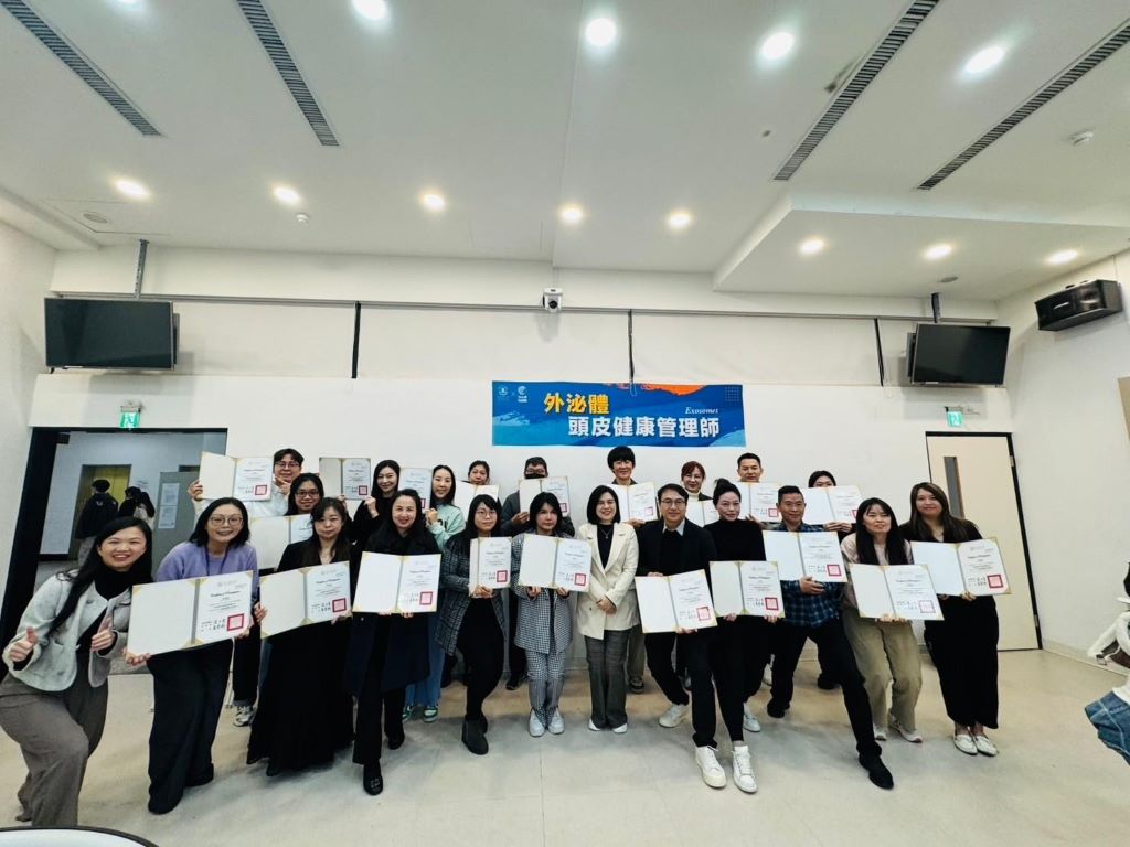 ▲外泌體頭皮健康管理師結業大合照。圖／臺北醫學大學進修推廣處提供