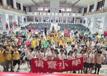 慎齋國小音樂傳愛彰化榮家　悠揚樂音串起溫馨世代情