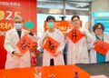 影音/靈蛇獻瑞送福氣　秀傳院長新春揮毫民眾熱情索取