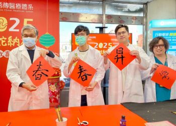 影音/靈蛇獻瑞送福氣　秀傳院長新春揮毫民眾熱情索取