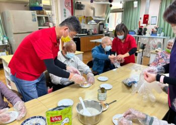 影音/榮家日照中心辦理烹飪活動 在熟悉的味道中喚醒往日的回憶