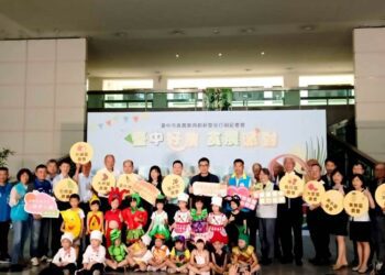 出席「台中好農食農派對－台中市食農教育創新整合行銷記者會」的貴賓及與會人員合影。