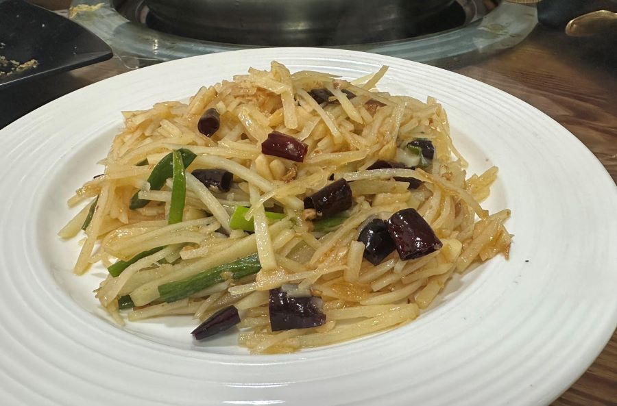 除了重慶火鍋之外店內的醋溜馬鈴薯在台灣也比較少見。(圖/記者林均和攝)