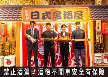 ▲潮港城太陽百匯經理張哲倫(左一)、總監王君萍(右二)及主廚歡迎消費者前往享受「日本美食節」的全新用餐體驗。