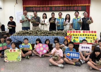 社團版主十年粽香傳愛不間斷 愛心粽暖送彰化家扶