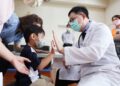 影音/校園疫苗開打GIVE ME FIVE　宏仁醫護擊掌給幼兒勇氣