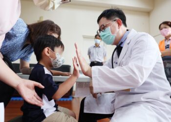 影音/校園疫苗開打GIVE ME FIVE　宏仁醫護擊掌給幼兒勇氣