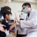 影音/校園疫苗開打GIVE ME FIVE 宏仁醫護擊掌給幼兒勇氣
