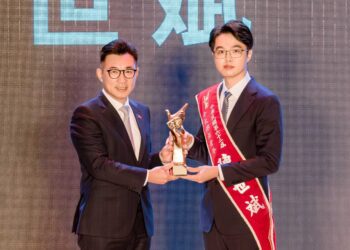 草屯商工陳世斌老師榮獲中華民國第62屆十大傑出青年 獲頒金手獎座