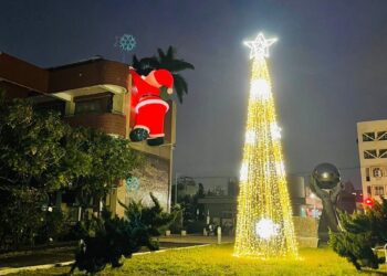 點亮員林高中平安夜巨盞燈能量好棒　 校長送能量棒、追分棒留校勤讀同學