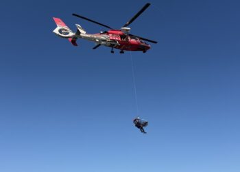 海尾蚵道民眾落海 海巡空勤消防救難協會聯合救援