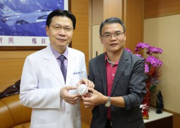 影音/員榮醫療長期贊助東山國小棒球隊　獲校友贈名投江國豪簽名球