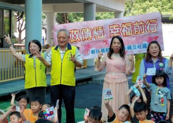 影音/慶祝母親節 彰化郵局幼兒園手寫手繪明信片表達最高愛意