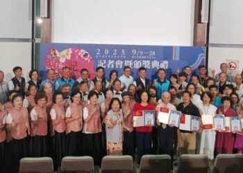 ▲出席「記得2025台中客家故事展演活動」的貴賓及老照片徵件優勝者於記者會合影。