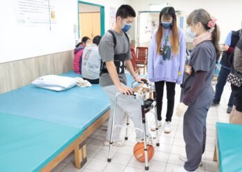 男車禍脊椎骨爆裂性骨折 　重症整合加愛情挽癱瘓之危